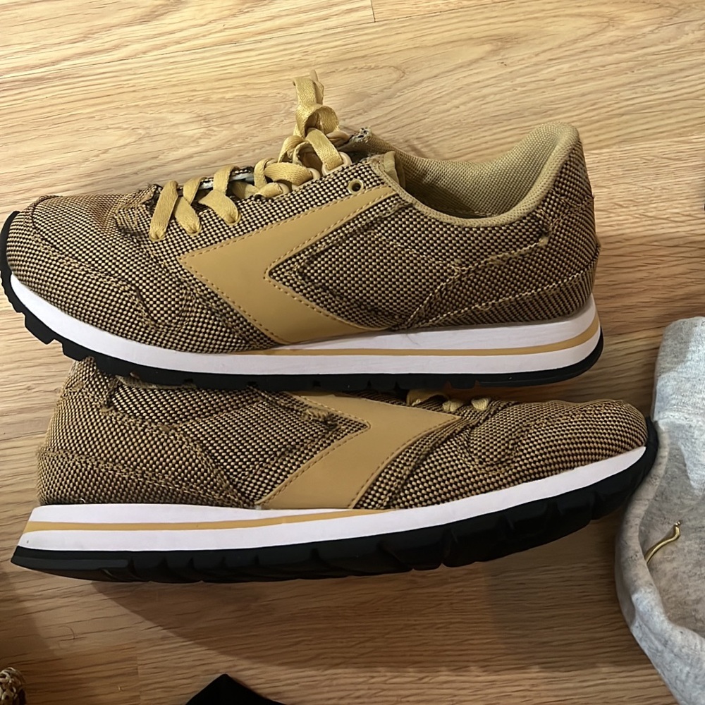 Women’s brooks